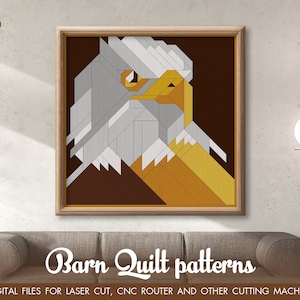 Può includere: Un motivo geometrico di quilt da fienile con un'aquila calva bianca con uno schema di colori marrone, giallo e grigio. Il motivo del quilt è incorniciato in legno ed è esposto su una parete sopra un divano.