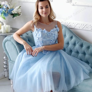 Himmelblaues Brautkleid mit 3D-Blumen Kurzes Brautkleid Illusion Neck Abendkleid Knielanges Kleid Brautjungfer