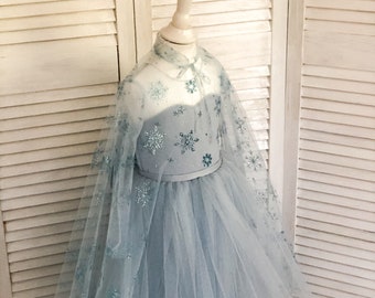 Staubblaues Blumenmädchen Kleid aus Tüll: Pailletten Spitze, Schleife am Rücken