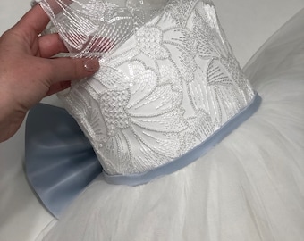 Staubblaues Blumenmädchen Kleid aus Tüll: Pailletten Spitze, Schleife am Rücken
