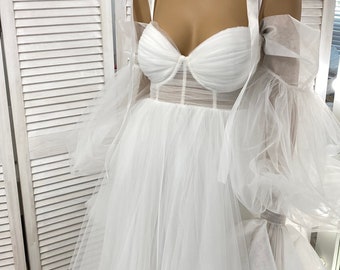 Vestido de novia bohemio de tul: mangas largas y hombros descubiertos.