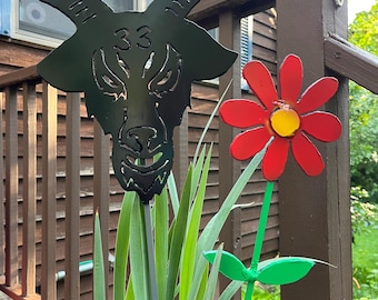 BMFS Gartenstecker mit rotem Gänseblümchen & Ziege