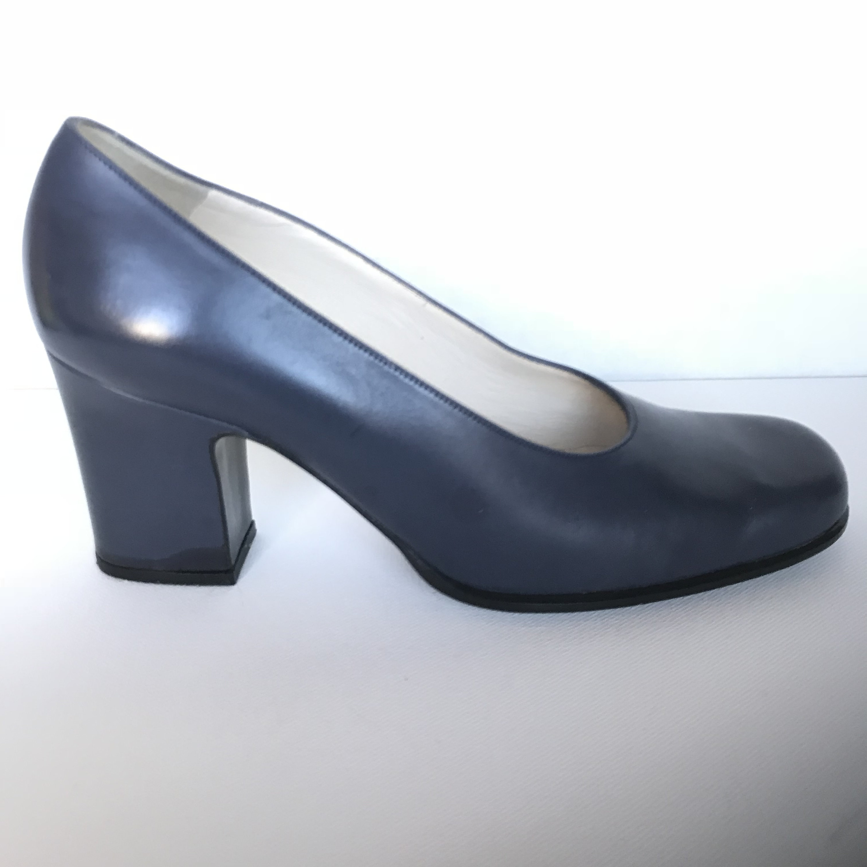 navy pumps block heel