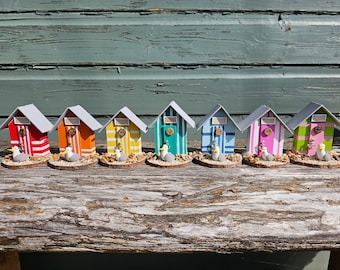 Seagull strandhutten - Mini handgemaakte gekleurde houten strandhutten met een zeemeeuw van polymeerklei.