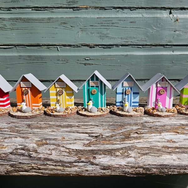 Seagull strandhutten - Mini handgemaakte gekleurde houten strandhutten met een zeemeeuw van polymeerklei.