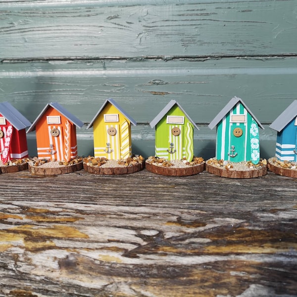 Gekleurde strandhutten van Mini Surfer.