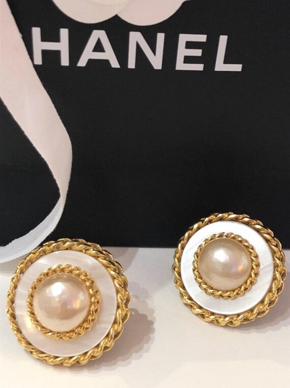 chanel gold pearl earrings