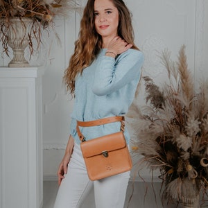 Light brown leather waist bag, belt bag, crossbody bag, women purse image 1