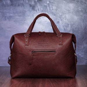 Leather duffle bag for weekend travels image 3