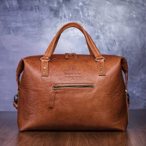Leather duffle bag for weekend travels image 2