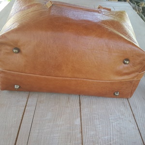 Leather duffle bag for weekend travels image 9