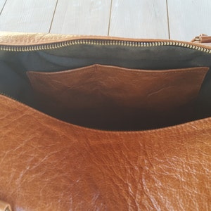Leather duffle bag for weekend travels image 6