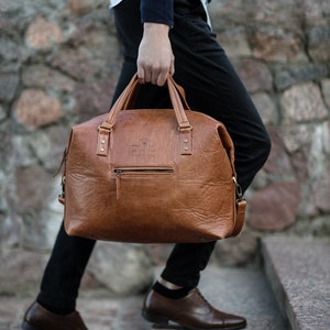 Leather duffle bag for weekend travels image 4