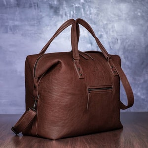 Leather duffle bag for weekend travels image 1