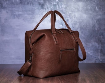 Leather duffle bag for weekend travels