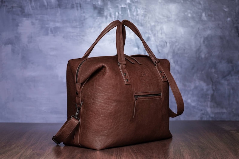 Leather duffle bag for weekend travels image 1