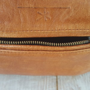 Leather duffle bag for weekend travels image 10