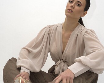 Poetblouse met pofmouwen: top in Edwardiaanse stijl met parelknopen