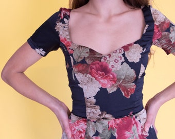 Elegancka, inspirowana stylem vintage, kwiatowa sukienka midi z dopasowaną talią