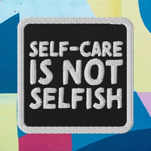 Peut inclure: Un patch brodé noir avec des coutures blanches qui dit "SELF-CARE IS NOT SELFISH".
