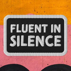 Vloeiend in stilte Geborduurde patch; Vloeiend in stilte opstrijkbare patch