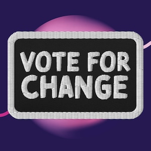 Puede incluir: Un parche de tela negro con costuras blancas. El parche tiene un mensaje bordado en blanco que dice "VOTE FOR CHANGE".