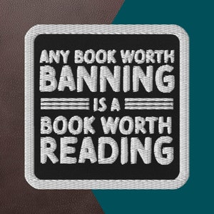Qualsiasi libro che vale la pena vietare è un libro che vale la pena leggere - Toppa ricamata; Leggi i libri vietati Toppa termoadesiva