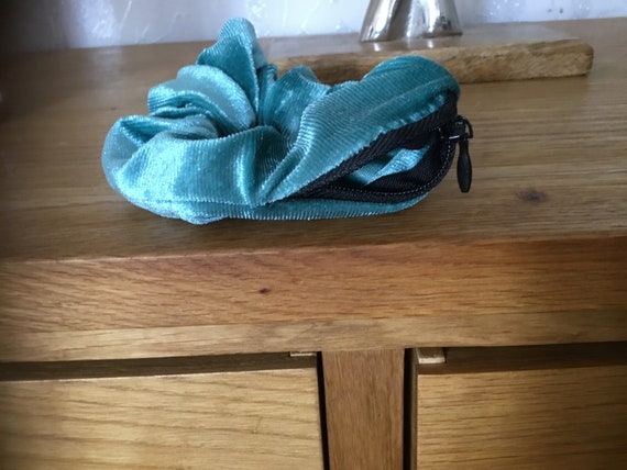 Zip compartment scrunchie blue