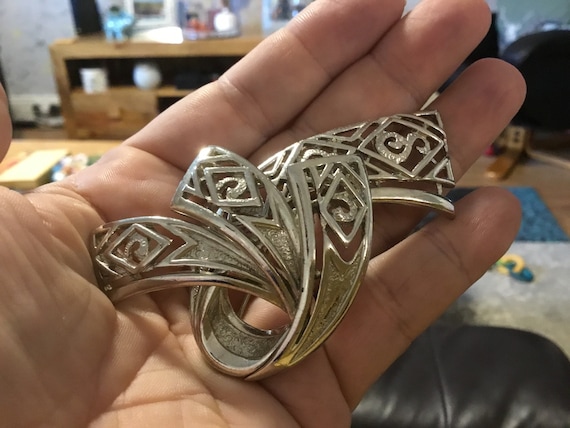 Vintage 1980s sphinx brooch unsigned silvertone