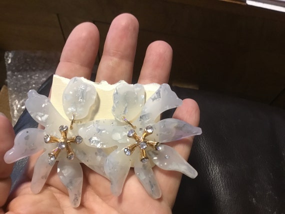 Acrylic flower earrings with sparkly bits in