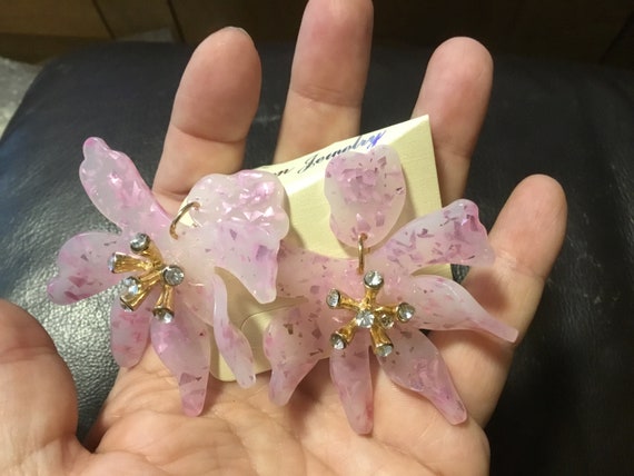 Acrylic pink flower earrings with sparkly flakes in