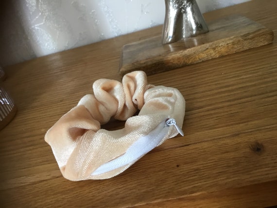 Zip compartment scrunchie peach