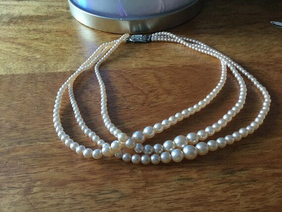 Vintage triple strand necklace 7 inch fastned