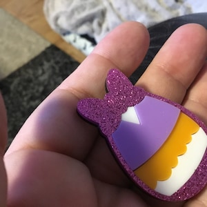 Acrylic daisy inspired easter egg brooch