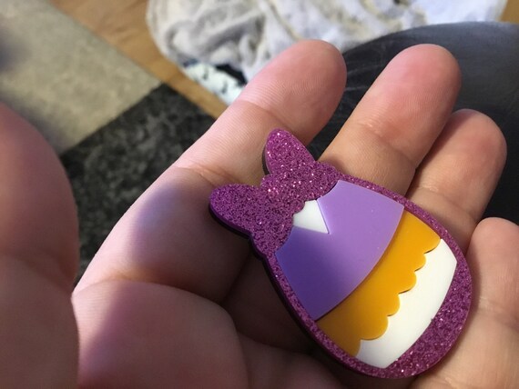 Acrylic daisy inspired easter egg brooch