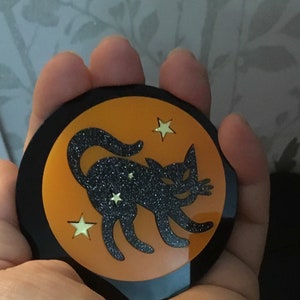 Großen glitzernden Katze Acryl Brosche auf orange Mond