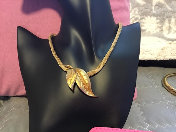 vintage 1960s sphinx leaf necklace goldtone