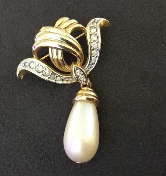 vintage 1980s faux pearl drop brooch