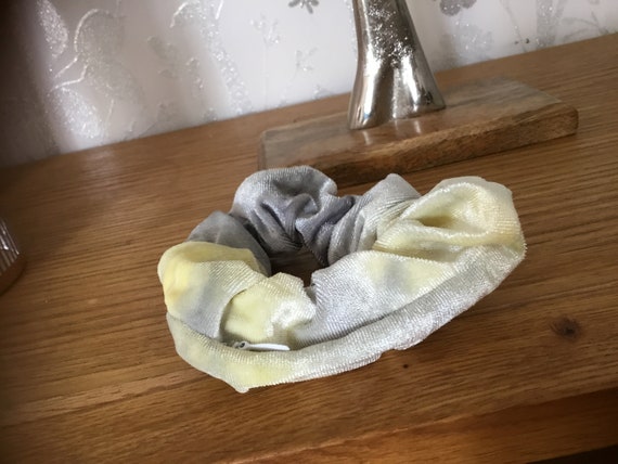 Zip compartment scrunchie lemon grey