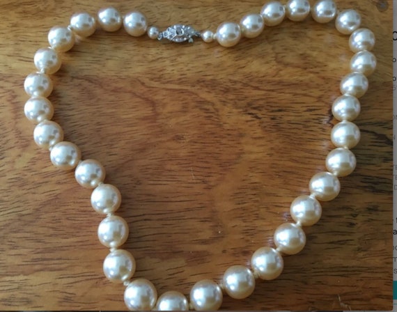 Vintage short faux pearl necklace unknown era hand knotted