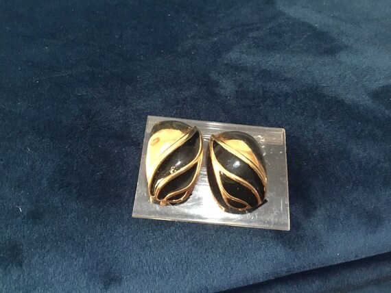 vintage 1970s ish era clip on earrings black and goldtone