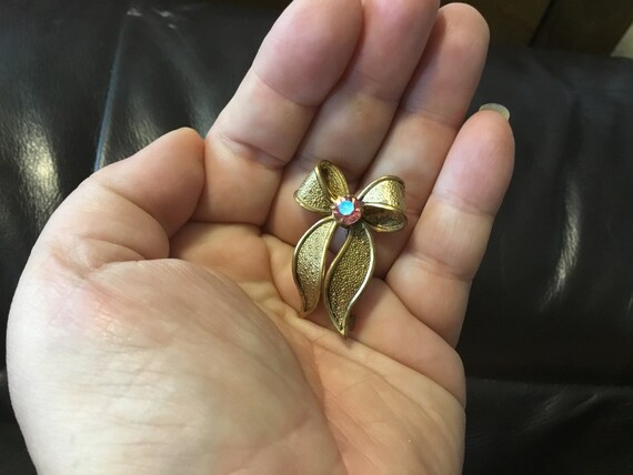 Vintage small bow brooch 1960s ish era