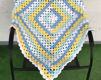 Patrón de manta de bebé tejida a crochet con forma de cabaña de troncos y cuadrados de abuela
