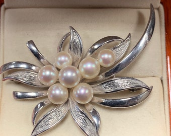 Mikimoto 14ct white gold and Pearl broach