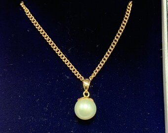 Gorgeous mikimoto Pearl mounted in 18k gold pendant and chain