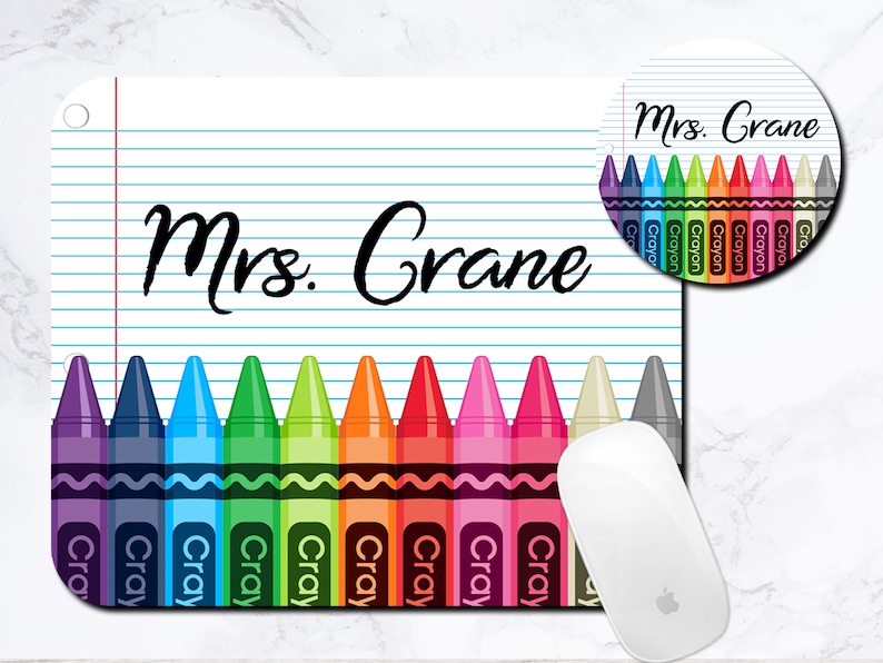 K&ouml;nnte beinhalten: Ein personalisiertes Mauspad mit dem Namen "Mrs. Crane" auf einem karierten Papierhintergrund. Das Mauspad zeigt eine Reihe bunter Stifte mit dem Wort "Cray" auf jedem.