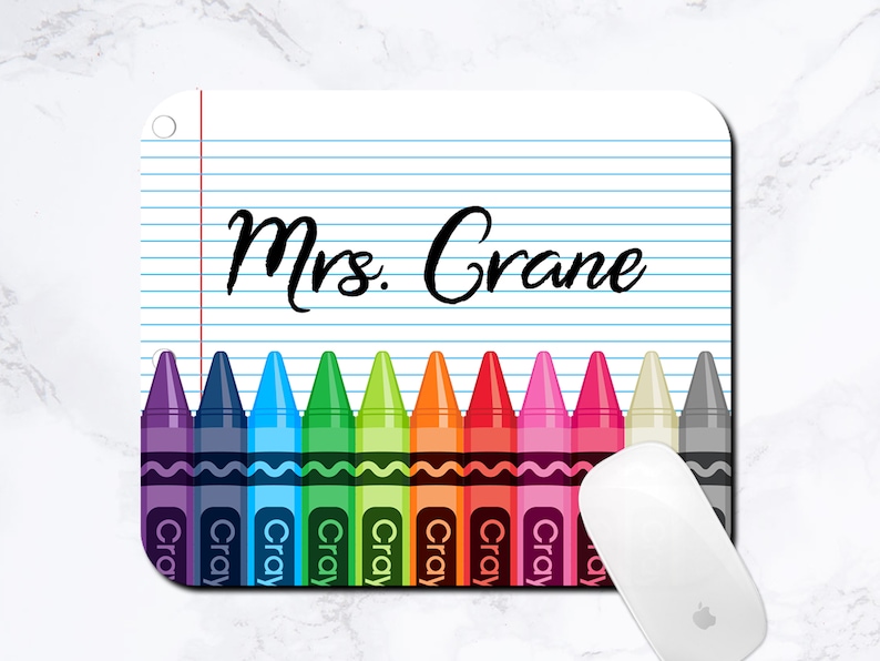 K&ouml;nnte beinhalten: Ein personalisiertes Mauspad mit einem blau-wei&szlig; gestreiften Hintergrund und dem Text "Mrs. Crane". Der untere Teil des Mauspads zeigt eine Reihe bunter Stifte mit dem Wort "Cray" auf jedem.