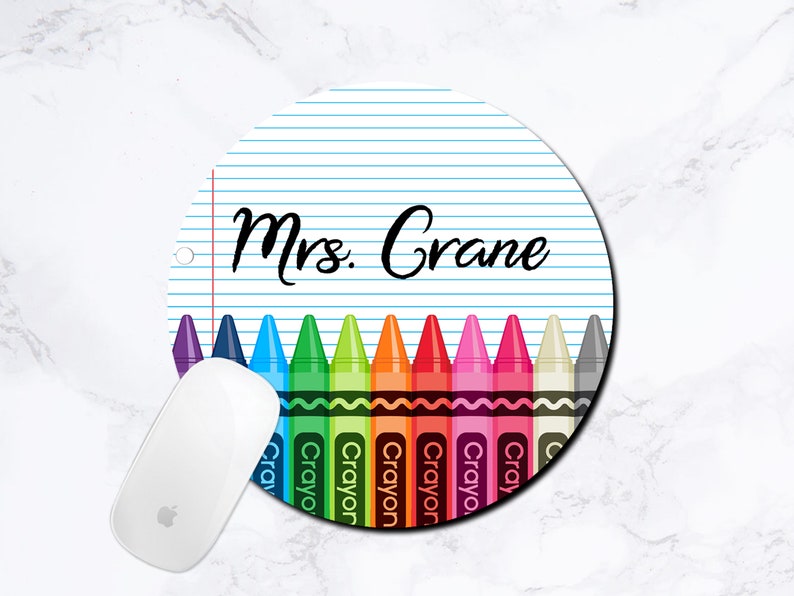 K&ouml;nnte beinhalten: Eine runde Mauspad mit einem blau-wei&szlig; gestreiften Hintergrund. Der Text "Mrs. Crane" ist oben auf der Mauspad in Schwarz gedruckt. Eine Reihe bunter Stifte ist unten auf der Mauspad gedruckt.