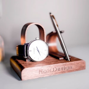 Personalisierter Walnuss Uhr- und Stiftständer: Geschenk aus Holz graviert