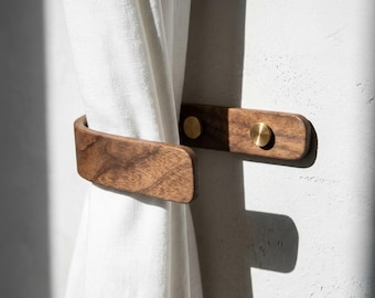 Gardinfästen, valnöt, dekorativa gardinfästen, gardinkrokar i trä, mässingsbeslag